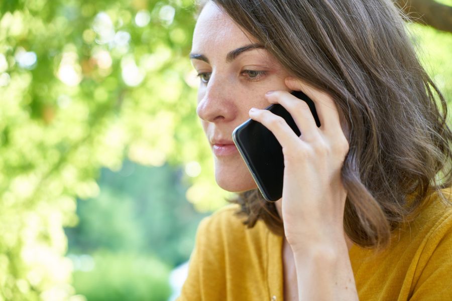 Une femme au telephone dans la rue