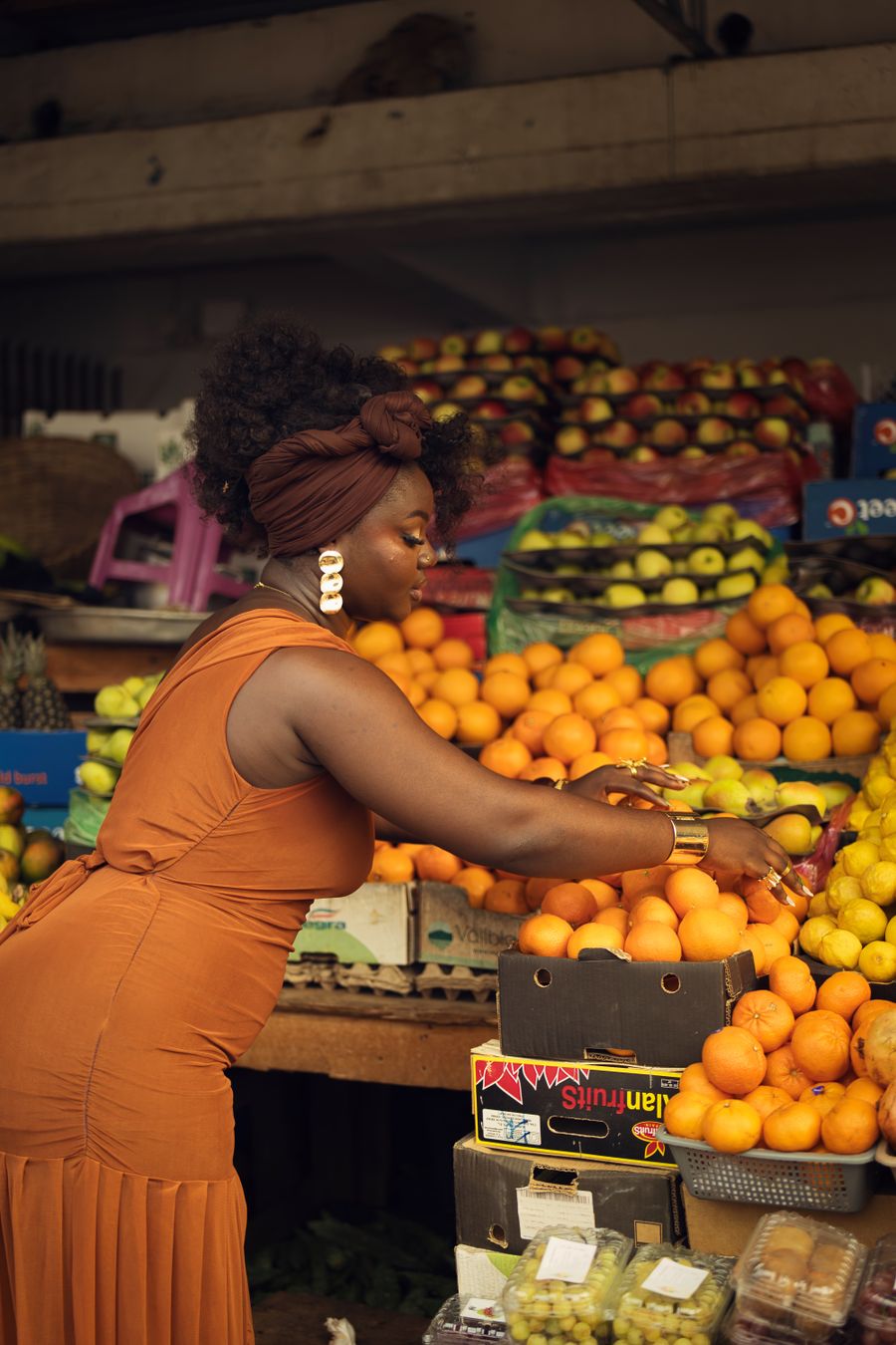 Une commercante devant son etal d oranges