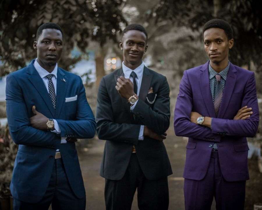 Trois hommes en costume dans la rue