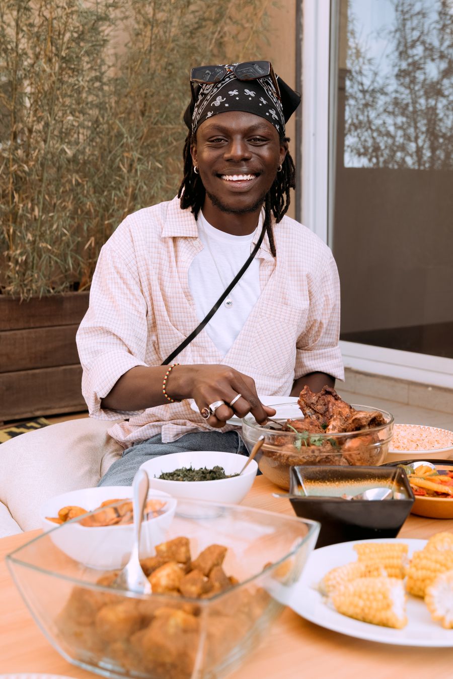 Une cuisiniere devant ses plats