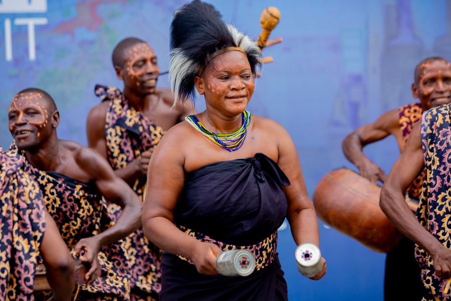 Une fete, des femmes qui dansent