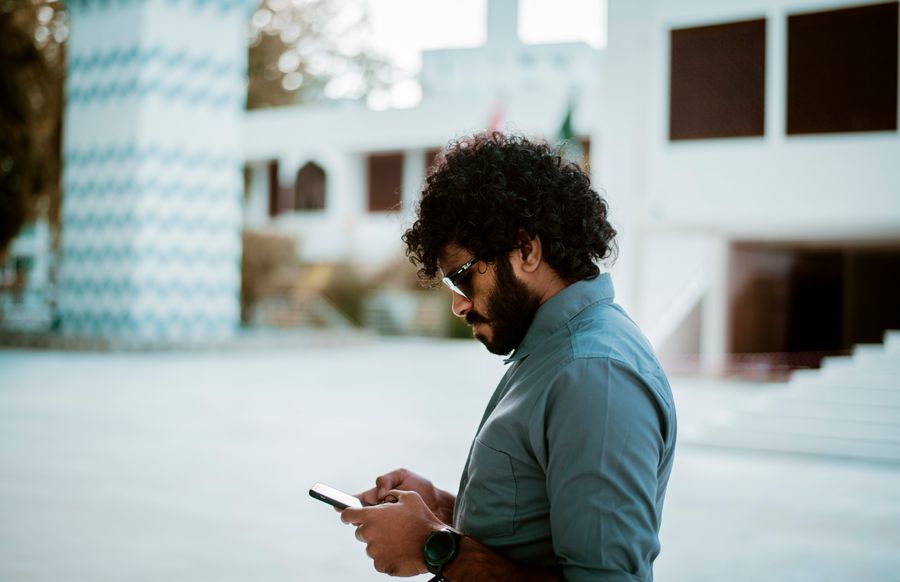 Un homme qui se sert de son telephone dehors